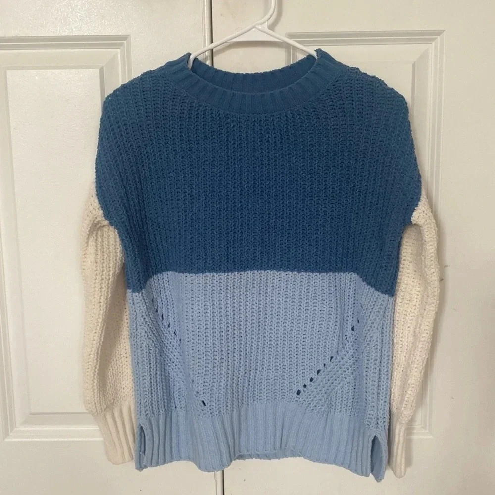 True Craft sweater size XS blue cream crew neck